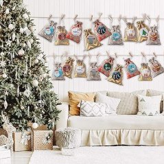 Adventný kalendár na naplnenie - závesný s pripínacími gombíkmi